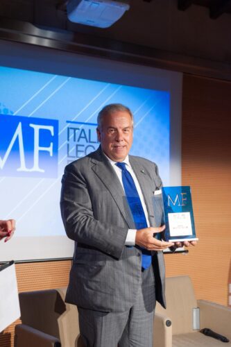 Silvano “Simone” Bettini ritira il premio per ROSSS ai Motore Italia MF Italian Legal Rating Awards 2025 – Toscana