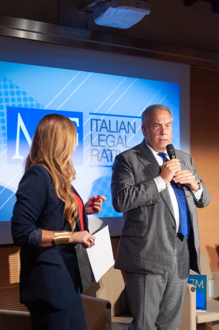 Simone Bettini ritira il Premio per ROSSS ai Motore Italia MF Italian Legal Rating Awards 2025 – Toscana