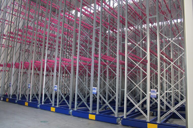 Inquadratura alta scaffalatura su basi mobili per Beiplast Srl