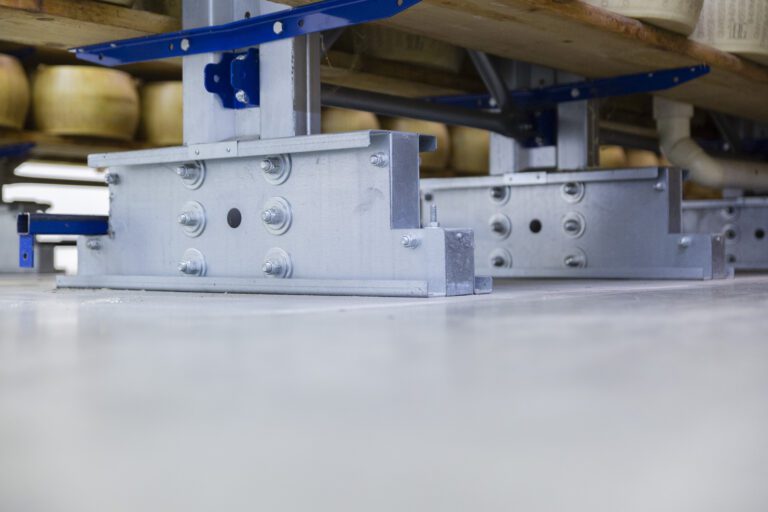 Dettaglio dell'appoggio di un magazzino Tree Cheese per lo stoccaggio di forme di formaggio nel magazzino di Modena Terminal