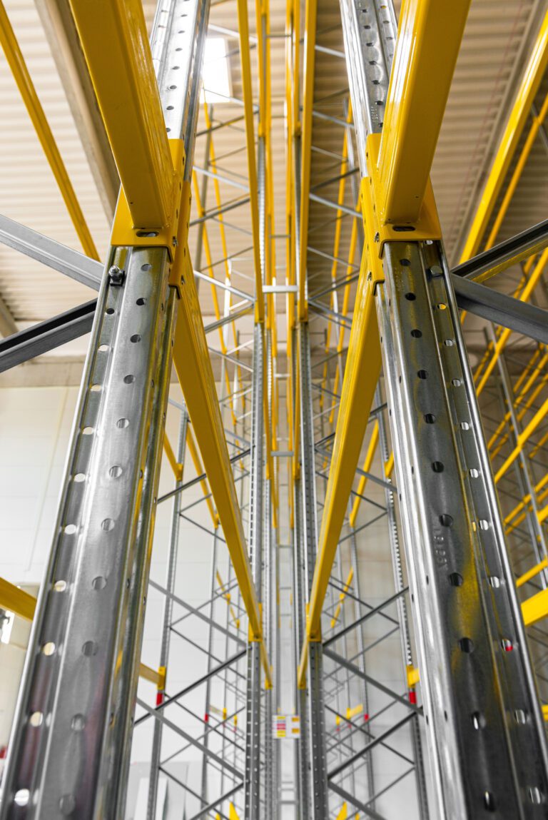 Il dettaglio di viti in magazzini e scaffalature industriali 