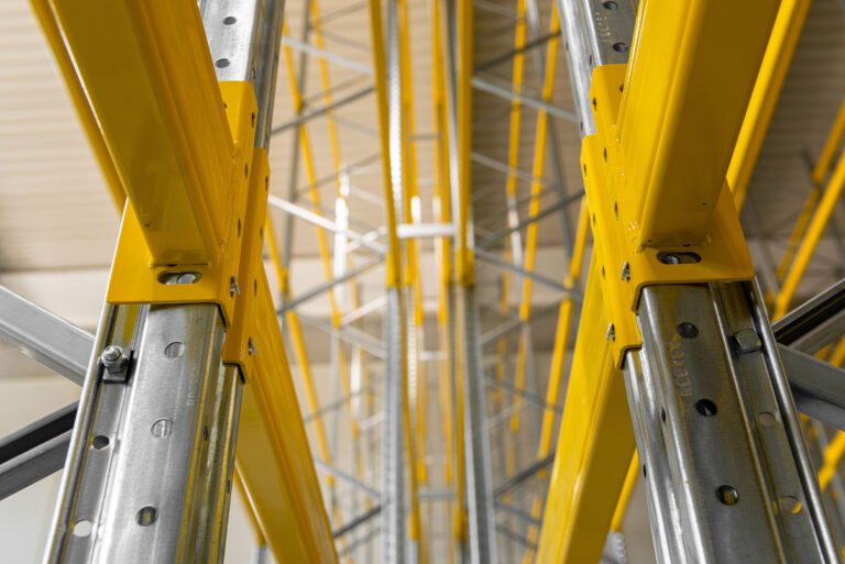 Dettaglio di viti in magazzini e scaffalature industriali 